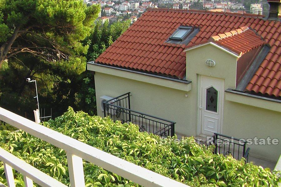 House with three units and sea view