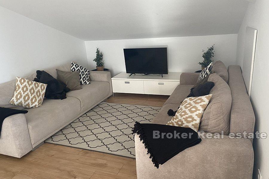 Three-bedroom apartment with swimming pool and garden