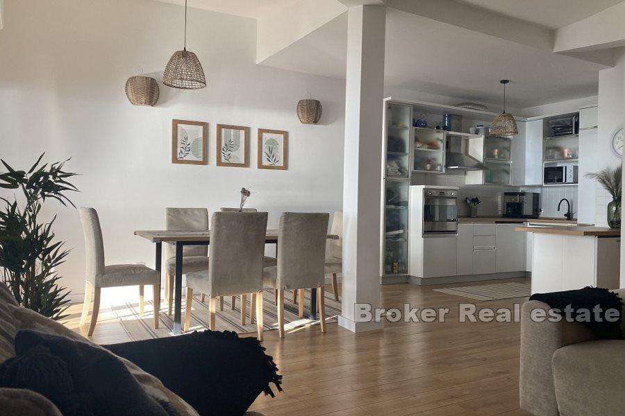 Three-bedroom apartment with swimming pool and garden