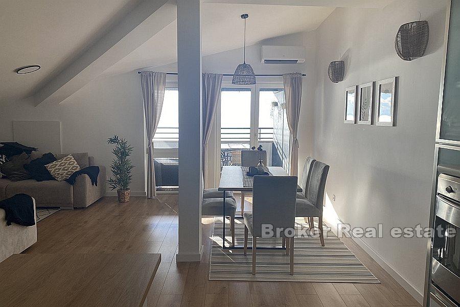 Three-bedroom apartment with swimming pool and garden