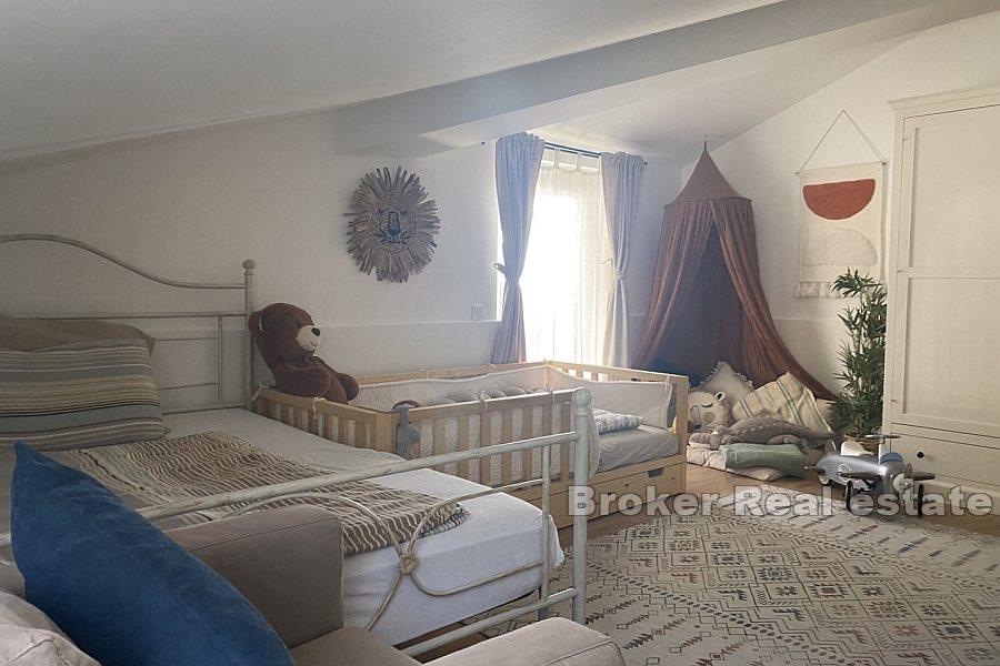Three-bedroom apartment with swimming pool and garden