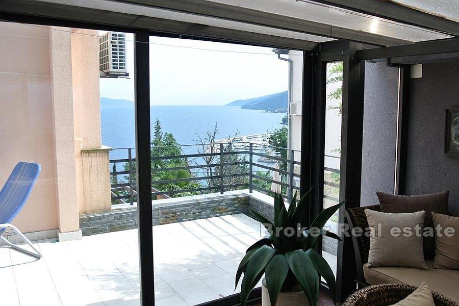 Three-bedroom apartment with swimming pool and garden