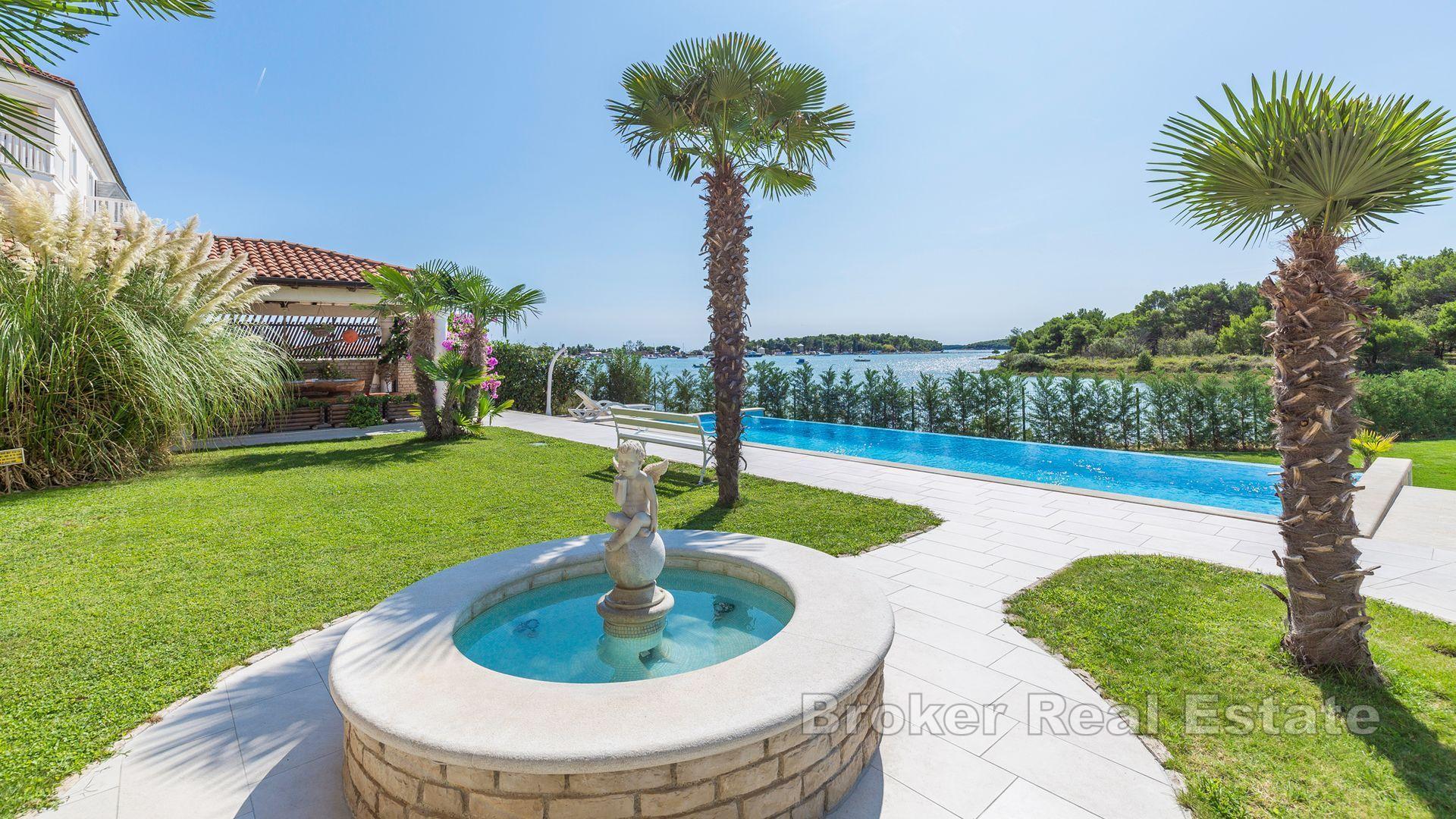 Apartmenthaus in erster Reihe zum Meer