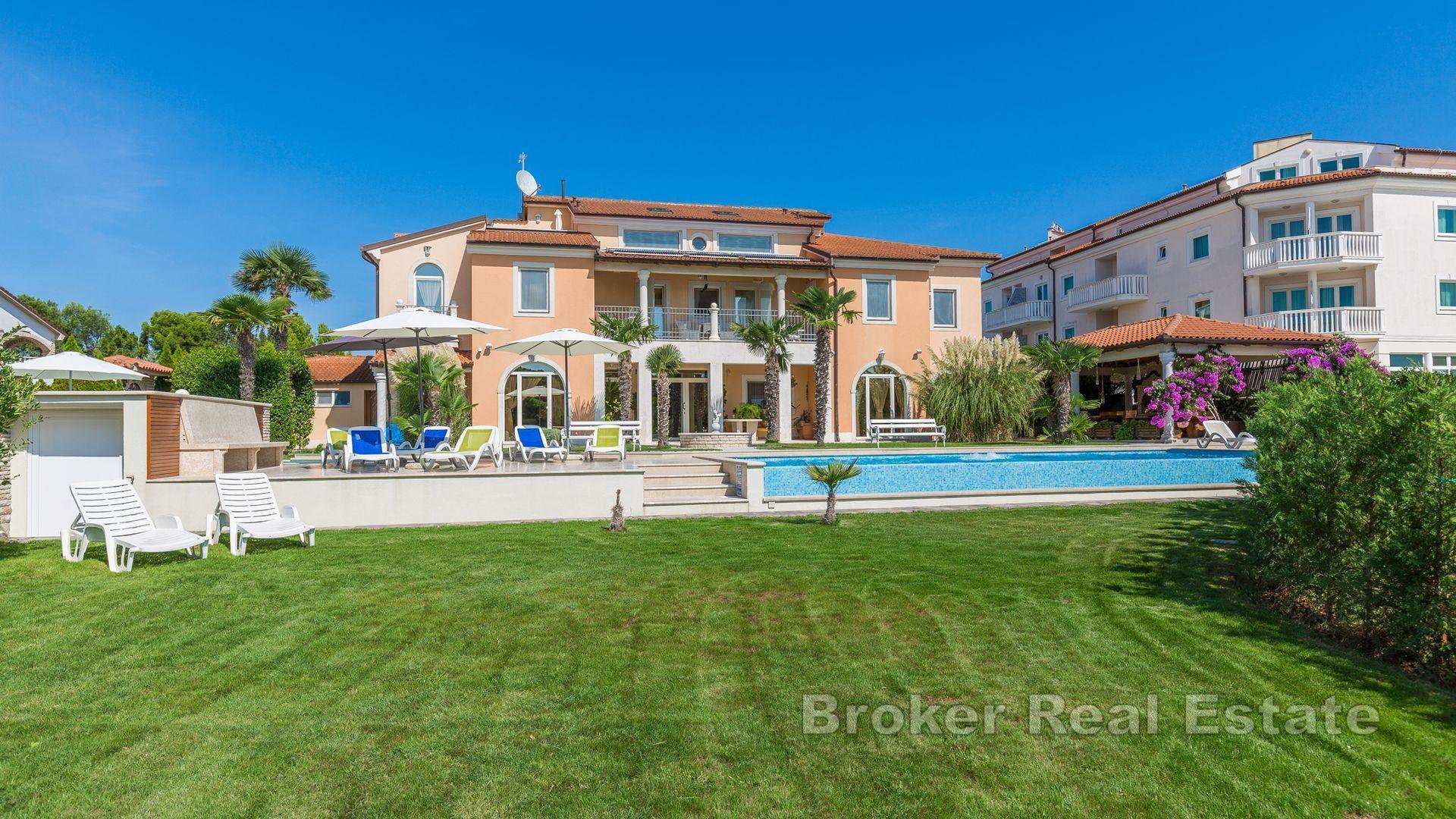 Leilighetshus i første rad til sjøen