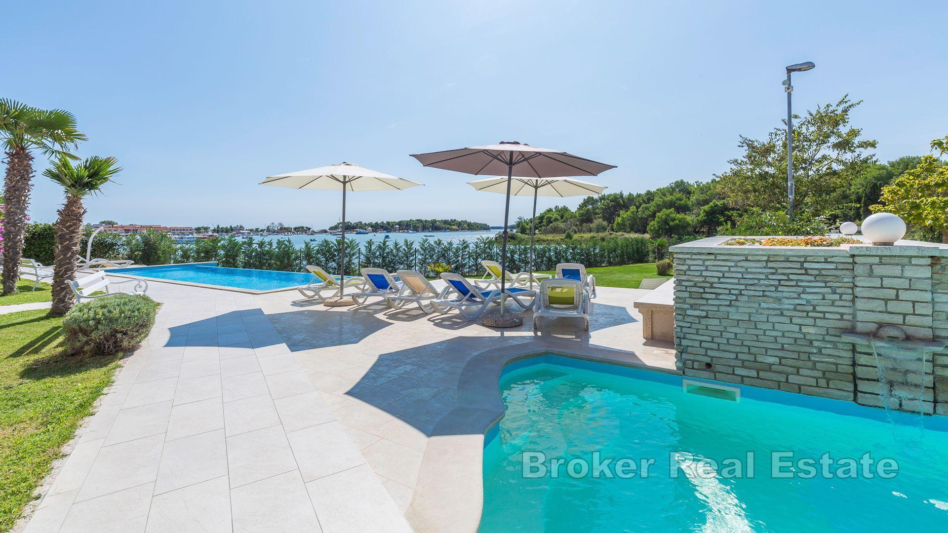 Leilighetshus i første rad til sjøen