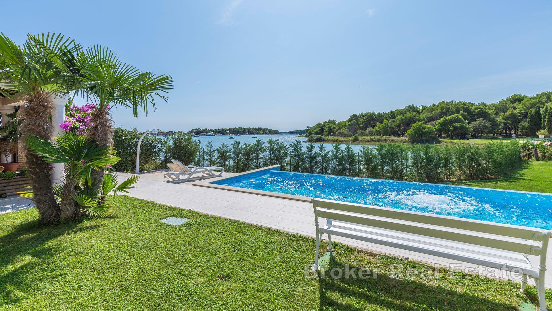 Apartmenthaus in erster Reihe zum Meer