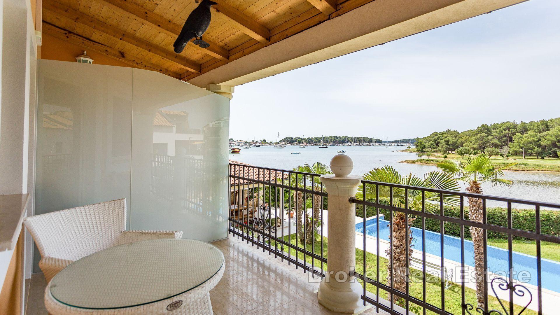 Apartmenthaus in erster Reihe zum Meer