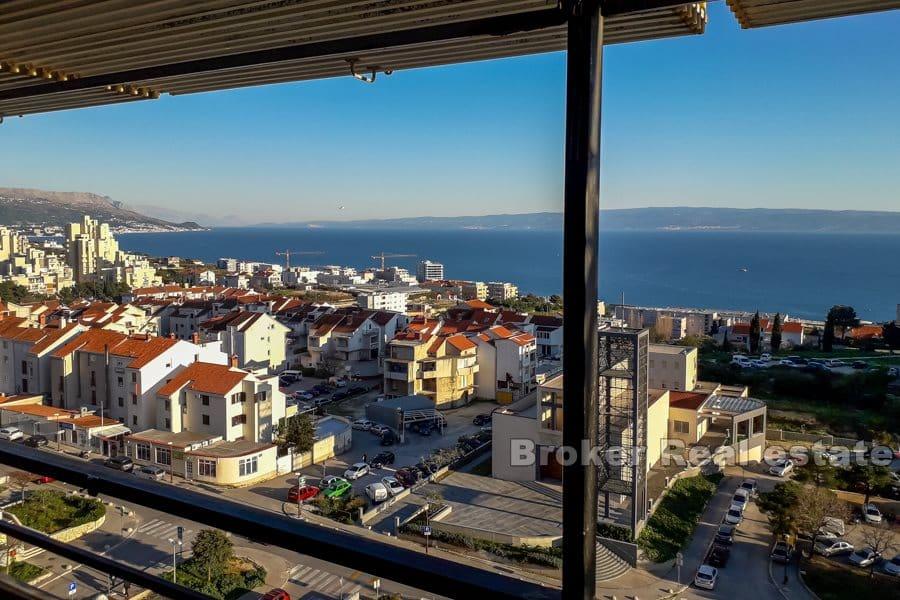 Trstenik, byt se třemi ložnicemi a výhledem na moře