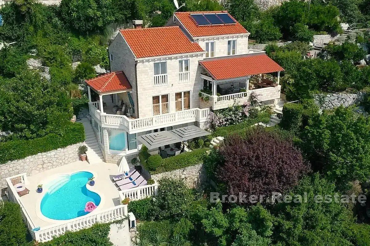 Unique property in the first row to the sea