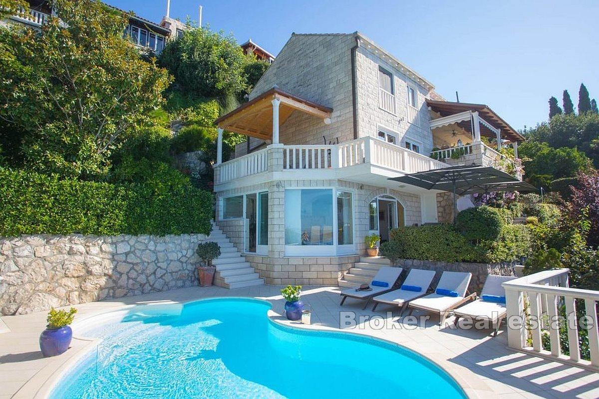 Unique property in the first row to the sea