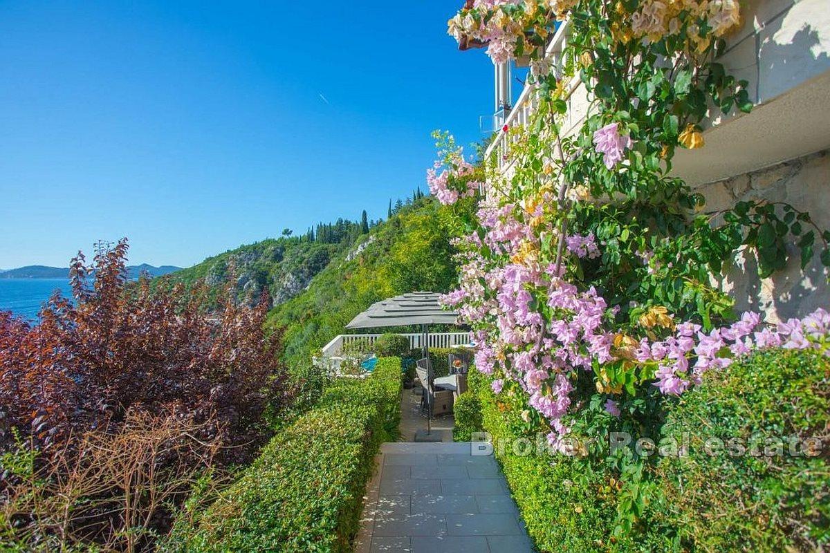 Unik fastighet i första raden mot havet