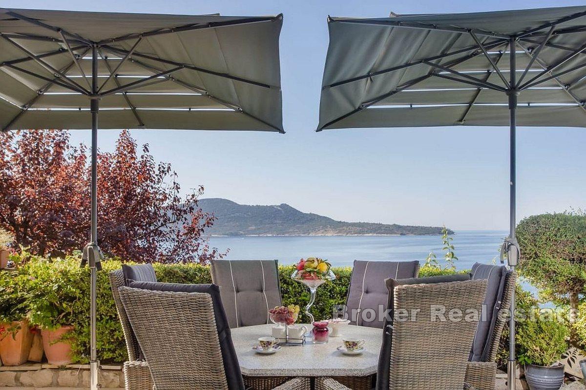 Unik fastighet i första raden mot havet