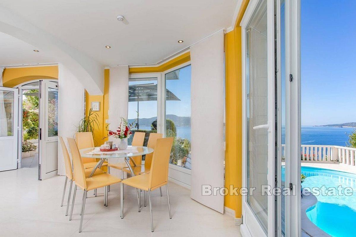 Unik fastighet i första raden mot havet