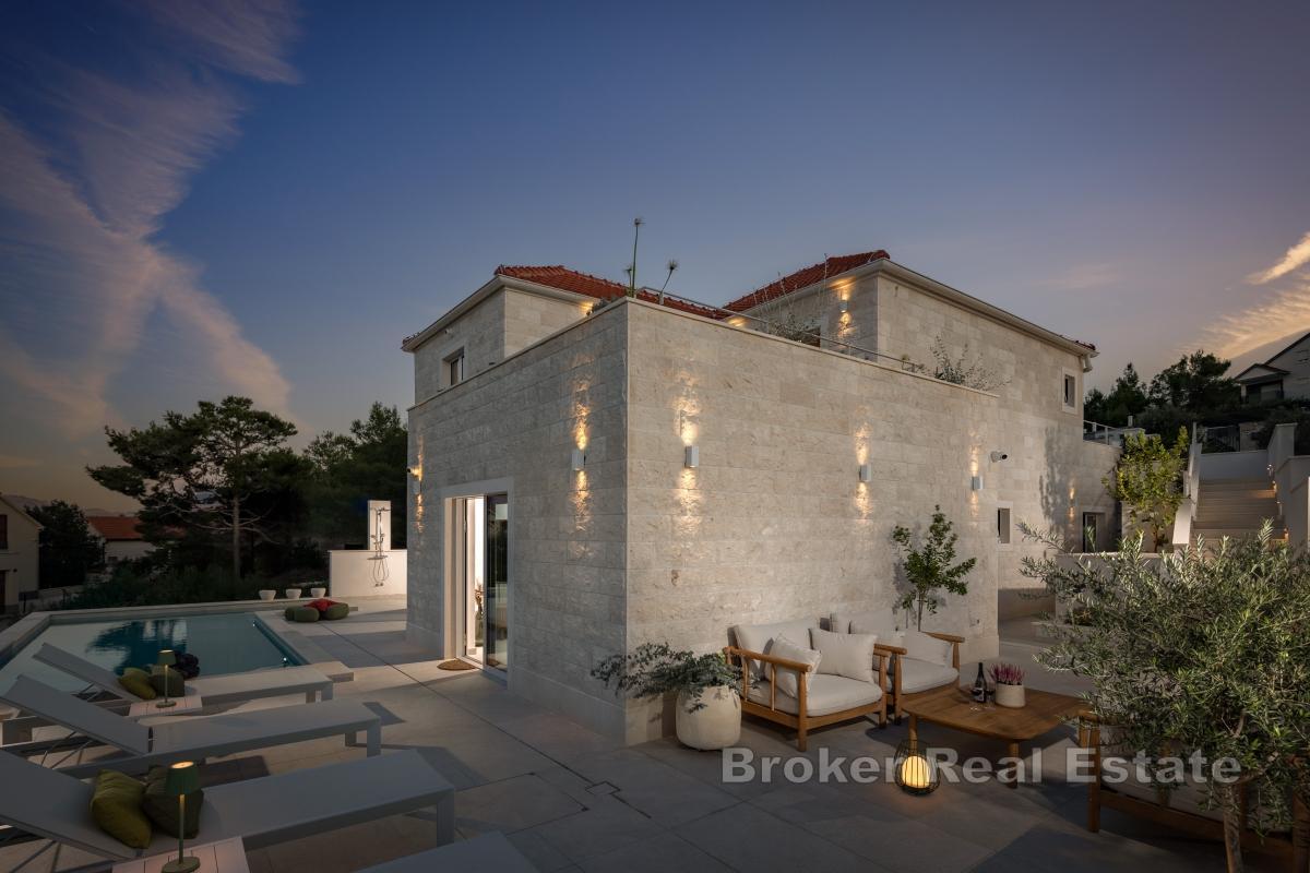 Villa in pietra con vista mare