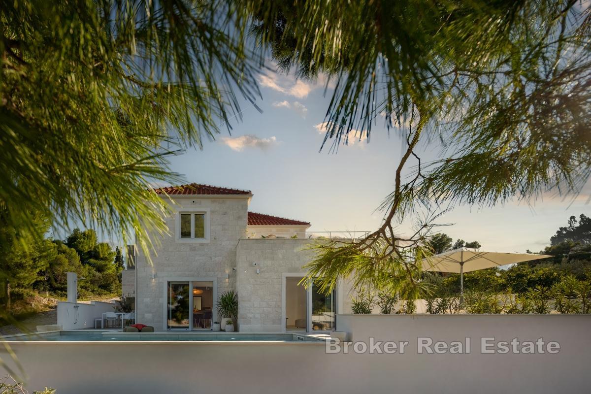 Kamenná vila s výhledem na moře