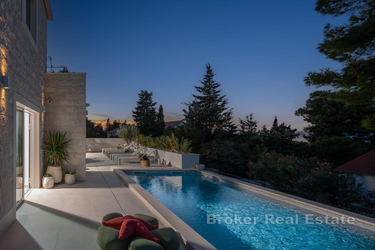 Каменная вилла с видом на море