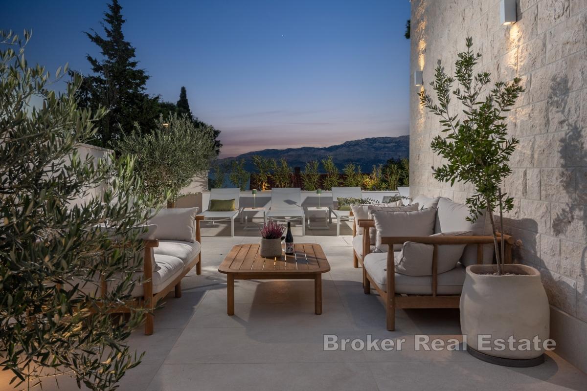 Villa in pietra con vista mare