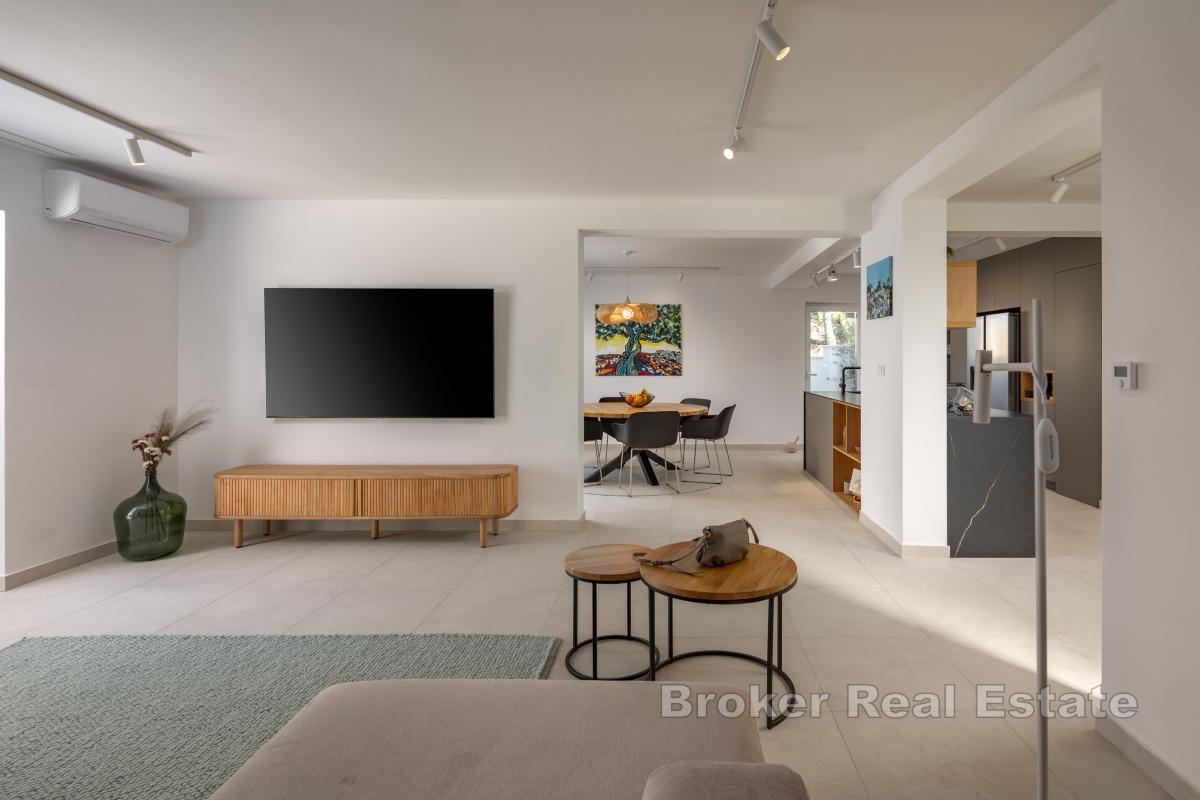 Каменная вилла с видом на море