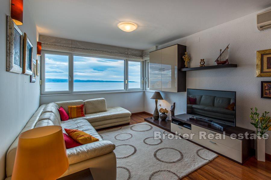 Attico con terrazza e vista mare, Mertojak