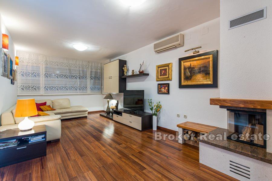 Penthouse with terrace and sea view, Mertojak