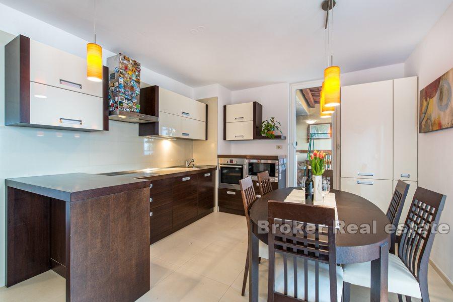 Attico con terrazza e vista mare, Mertojak