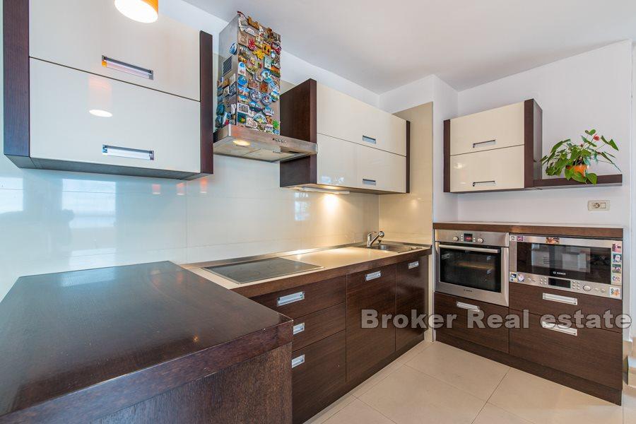 Attico con terrazza e vista mare, Mertojak