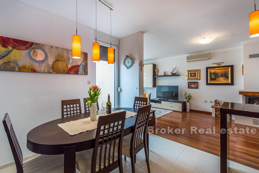 Penthouse z tarasem i widokiem na morze, Mertojak