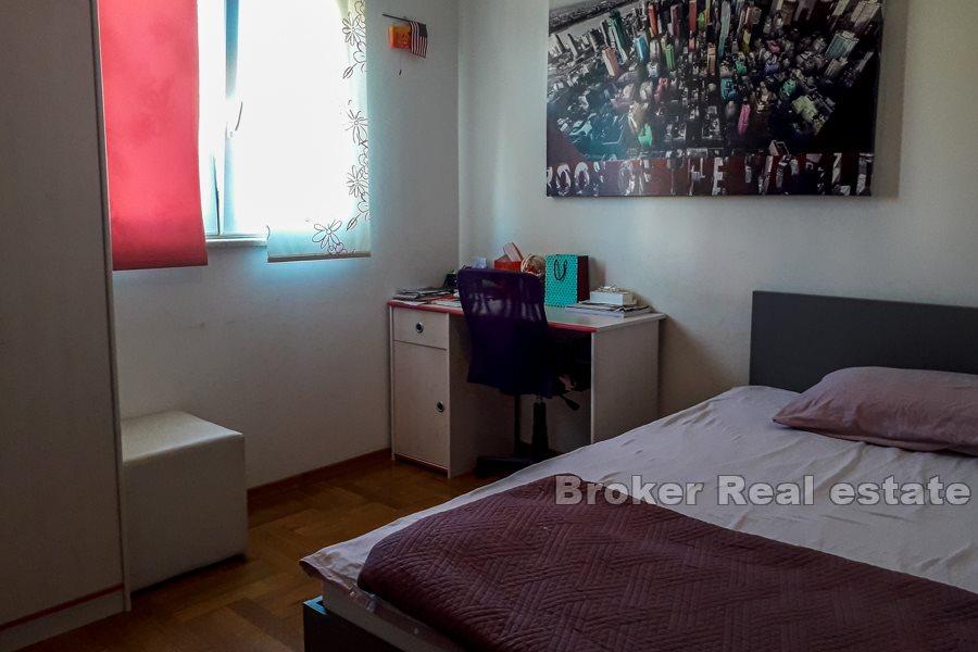 Confortevole appartamento con tre camere da letto, Znjan