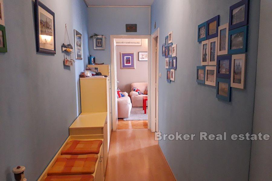 Komfortable 2-Zimmer-Wohnung mit Loggia, Plokite