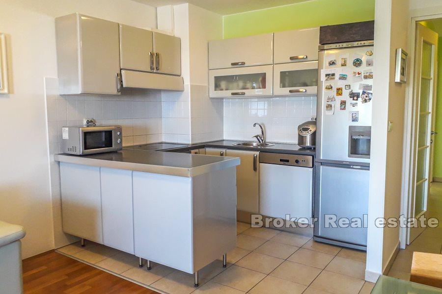 Apartament z trzema sypialniami i tarasem, Znjan