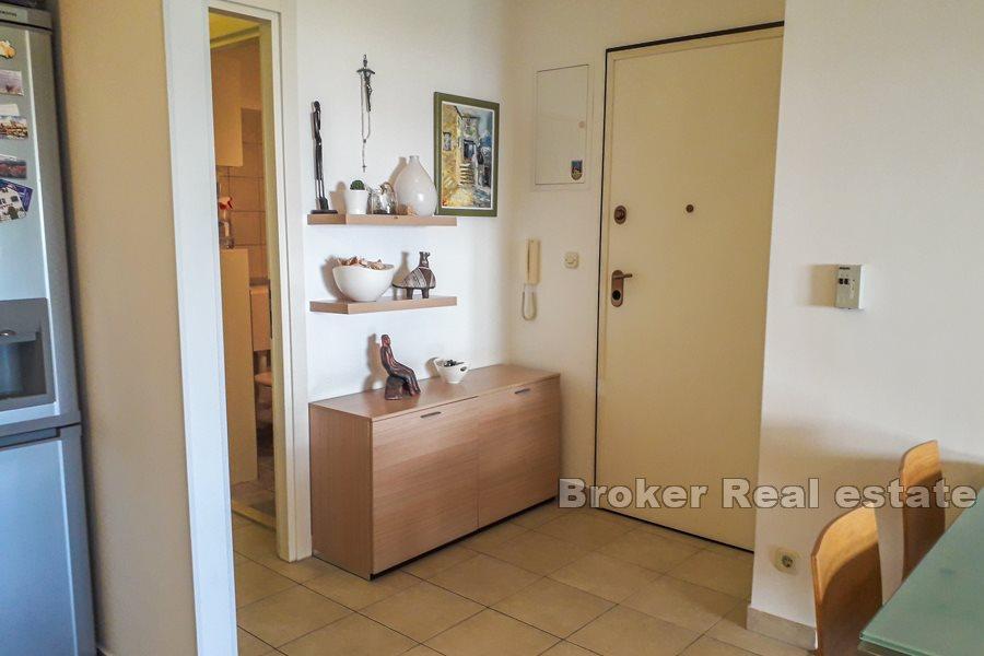 Apartament z trzema sypialniami i tarasem, Znjan
