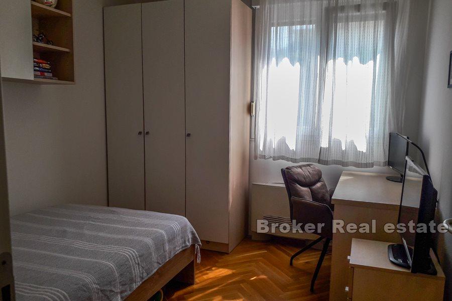 Apartament z trzema sypialniami i tarasem, Znjan