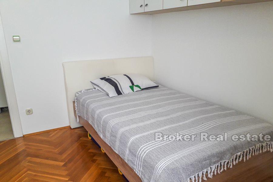 Apartament z trzema sypialniami i tarasem, Znjan