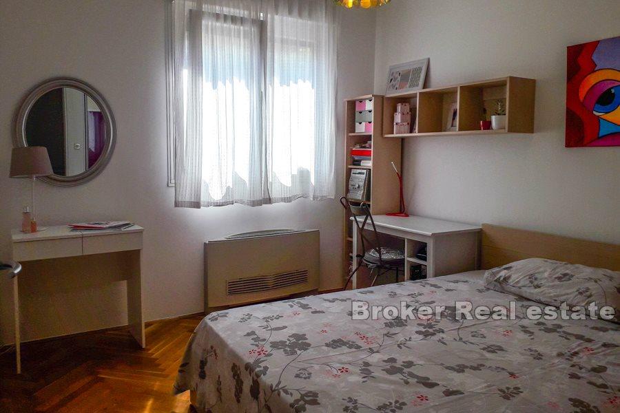 Apartament z trzema sypialniami i tarasem, Znjan