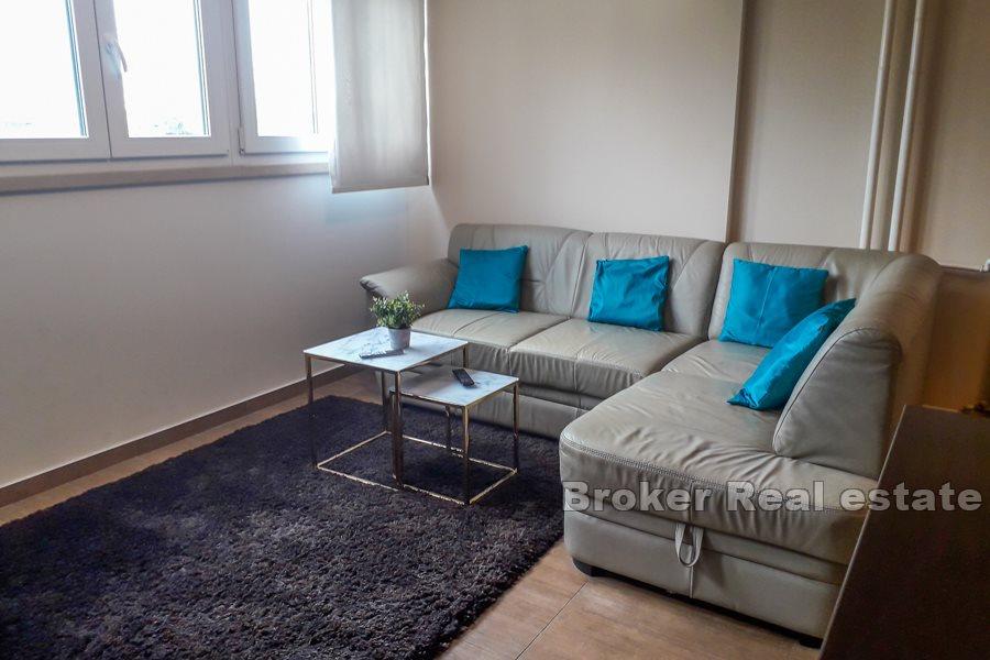 Appartamento con due camere da letto recentemente ristrutturato con loggia, Split 3