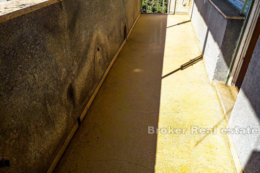 Trosoban stan s pogledom na more, Meje