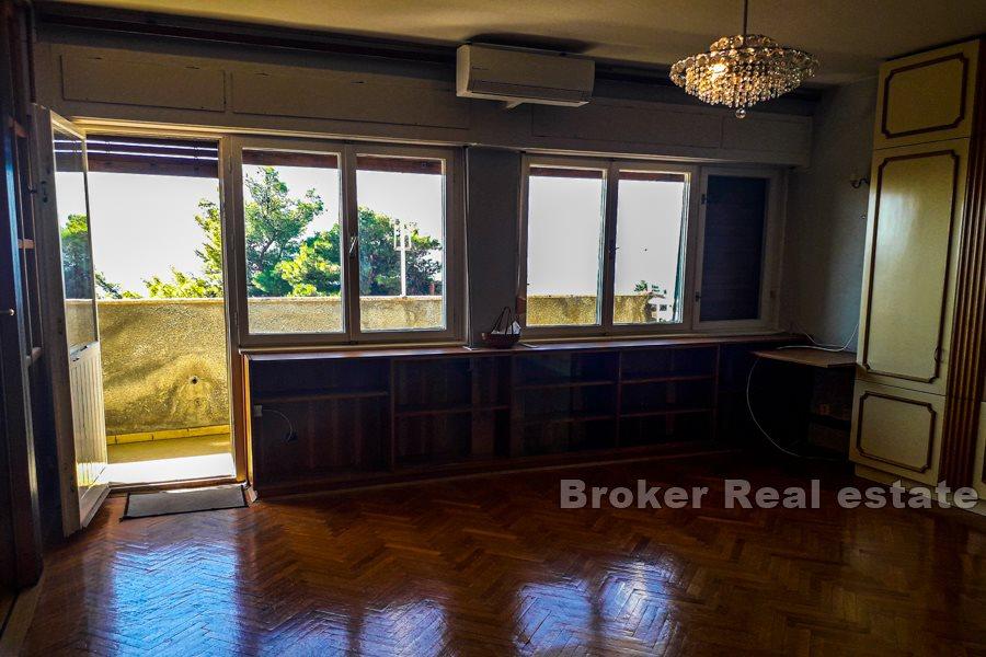 Trosoban stan s pogledom na more, Meje