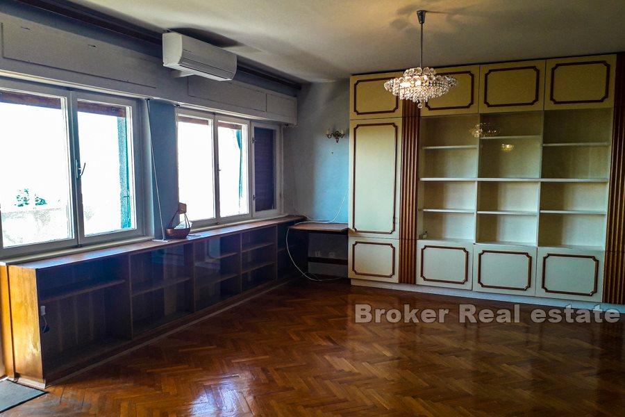 Trosoban stan s pogledom na more, Meje