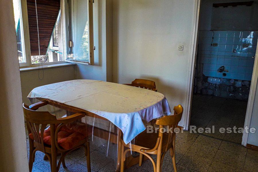 Trosoban stan s pogledom na more, Meje