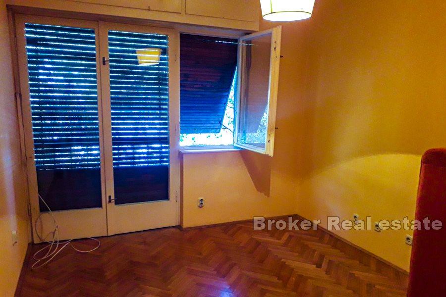 Trosoban stan s pogledom na more, Meje