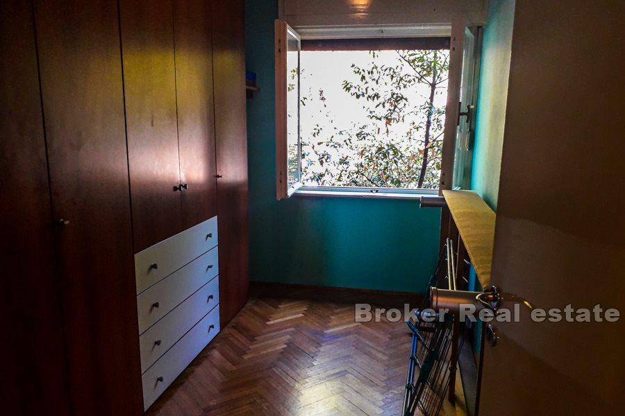 Trosoban stan s pogledom na more, Meje