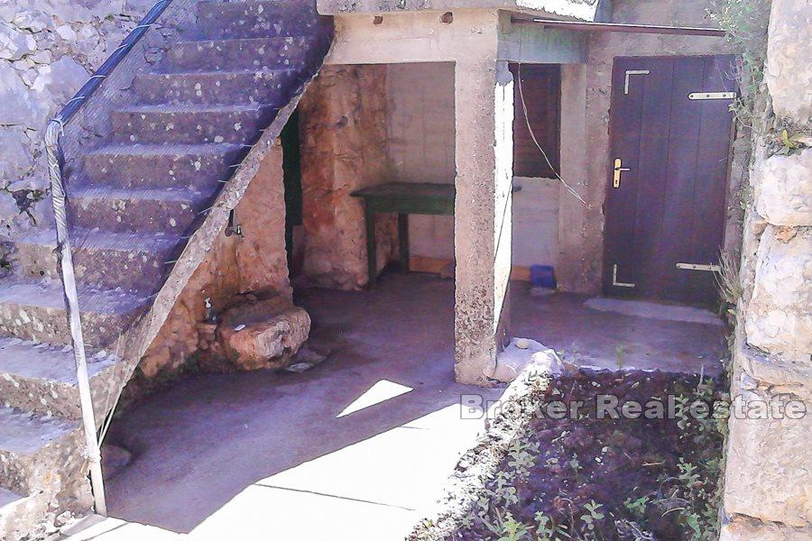 Freistehendes altes Steinhaus