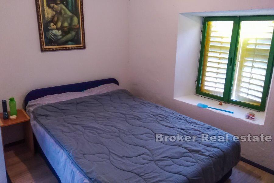 Freistehendes altes Steinhaus