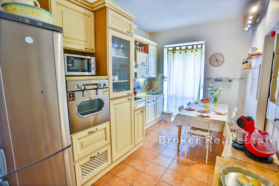 Tre-roms leilighet med en loggia, Manus