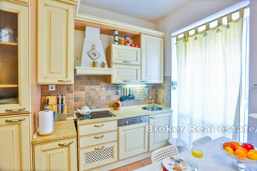 Tre-roms leilighet med en loggia, Manus