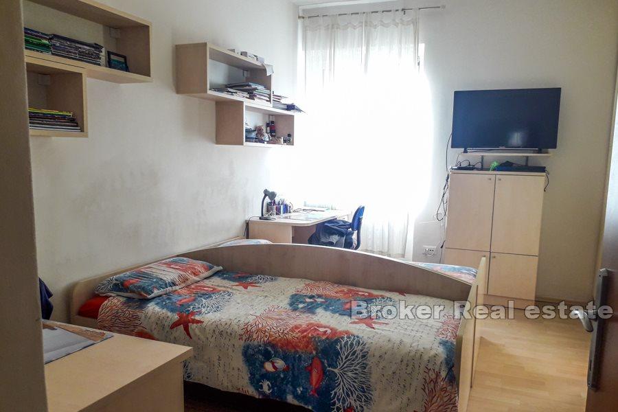 Tre-roms leilighet med en loggia, Manus