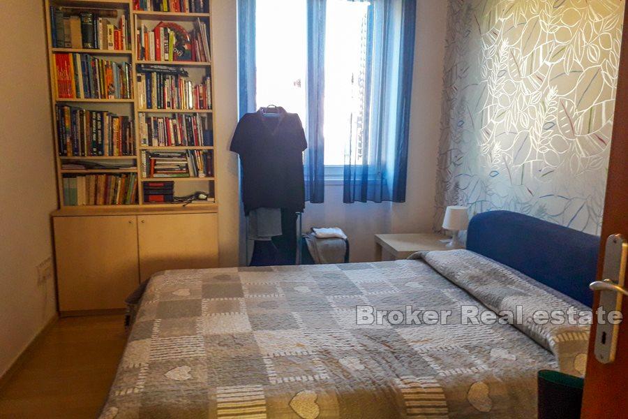 Tre-roms leilighet med en loggia, Manus