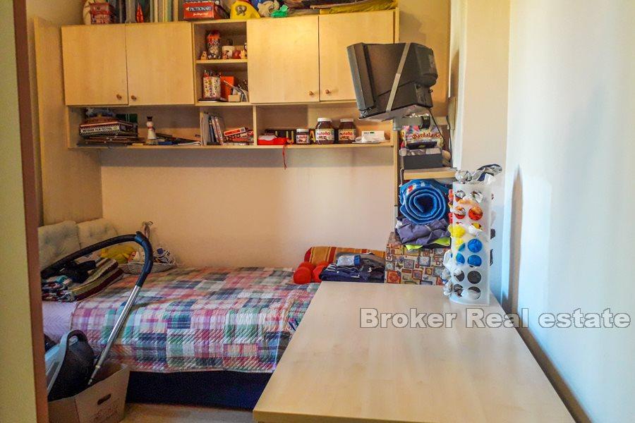 Tre-roms leilighet med en loggia, Manus