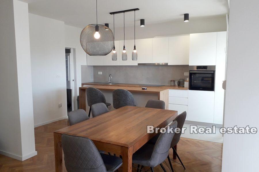 Квартира с новым ремонтом и видом на море, Грипе