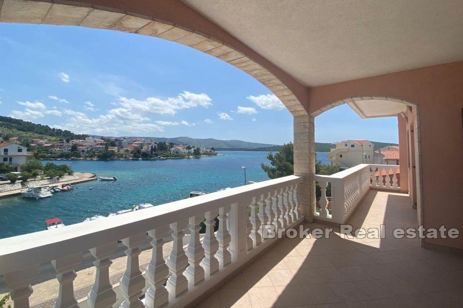 Jolie maison avec appartements, première rangée de la mer